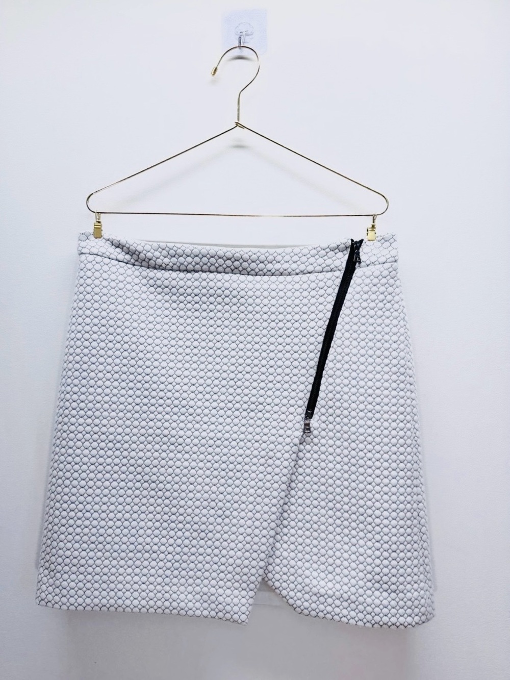 Size 6 Alice Hope Textured White Mini Skirt with Black Zipper Detail 🔥